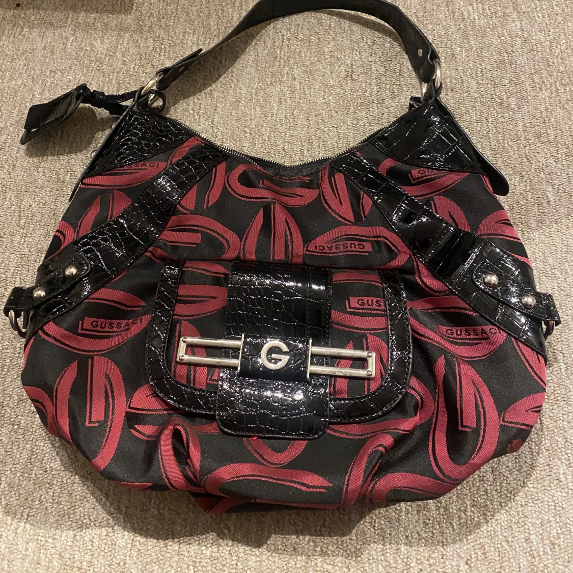 Fake Guees väska 