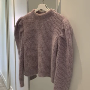 Zara mohair tröja - Säljer denna stickade ljus lila tröjan från zara. Mohair material med glitter trådar💞