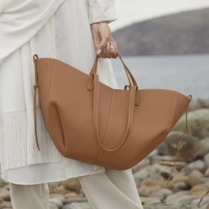 Polene Cyme Bag - SÖKER!  En Polene Cyme bag i Camel färg. Flexible med pris.