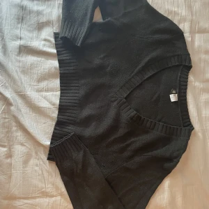 Stickad tröja  - Säljer denna stickade tröja för 50kr, använd men i nyskick🥰