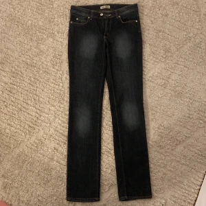 Acne jeans  - Modell Hex Matrix i storlek 28/32 i superfin blå färg. Jeansen är regular/skinny fit. På insidan vid midjan och en av hällorna är ett litet hål pga hällan lossnat lite (är lagat och syns inte iom det är på insidan). I övrigt mycket bra skick. 