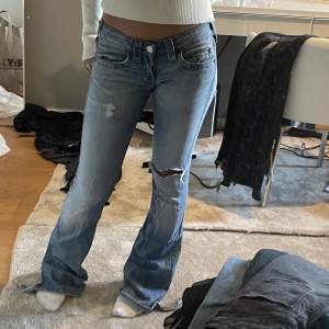 Lågmidjade bootcut true religion jeans, de är ganska använda och nertrampade nertill (har bild privat), Midjemått 36/37. Använd köp nu! 🫶