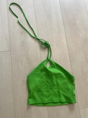 Topp grön - Grön topp med snörning från Zara i storlek S. Använd fåral gånger