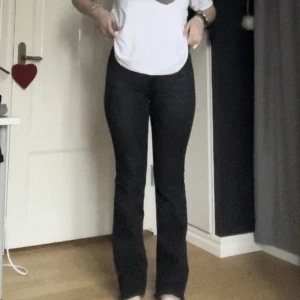 Jeans - Säljer dessa svarta bootcut jeans! Högmidjade och super fina 🤩🤩De är i superbra skick, med några få slitningar. Säljer även superbilligt! 😙