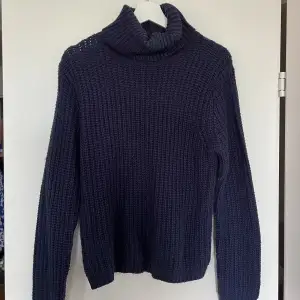 Marinblå skickad tröja med polokrage köpt på NA-KD, storlek S