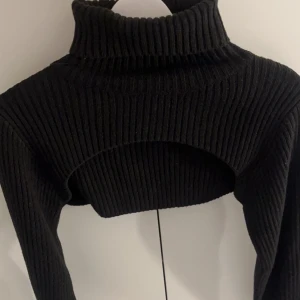 Bolero  - Säljer denna svarta bolero från hm i storlek M men passar mig som har S💕