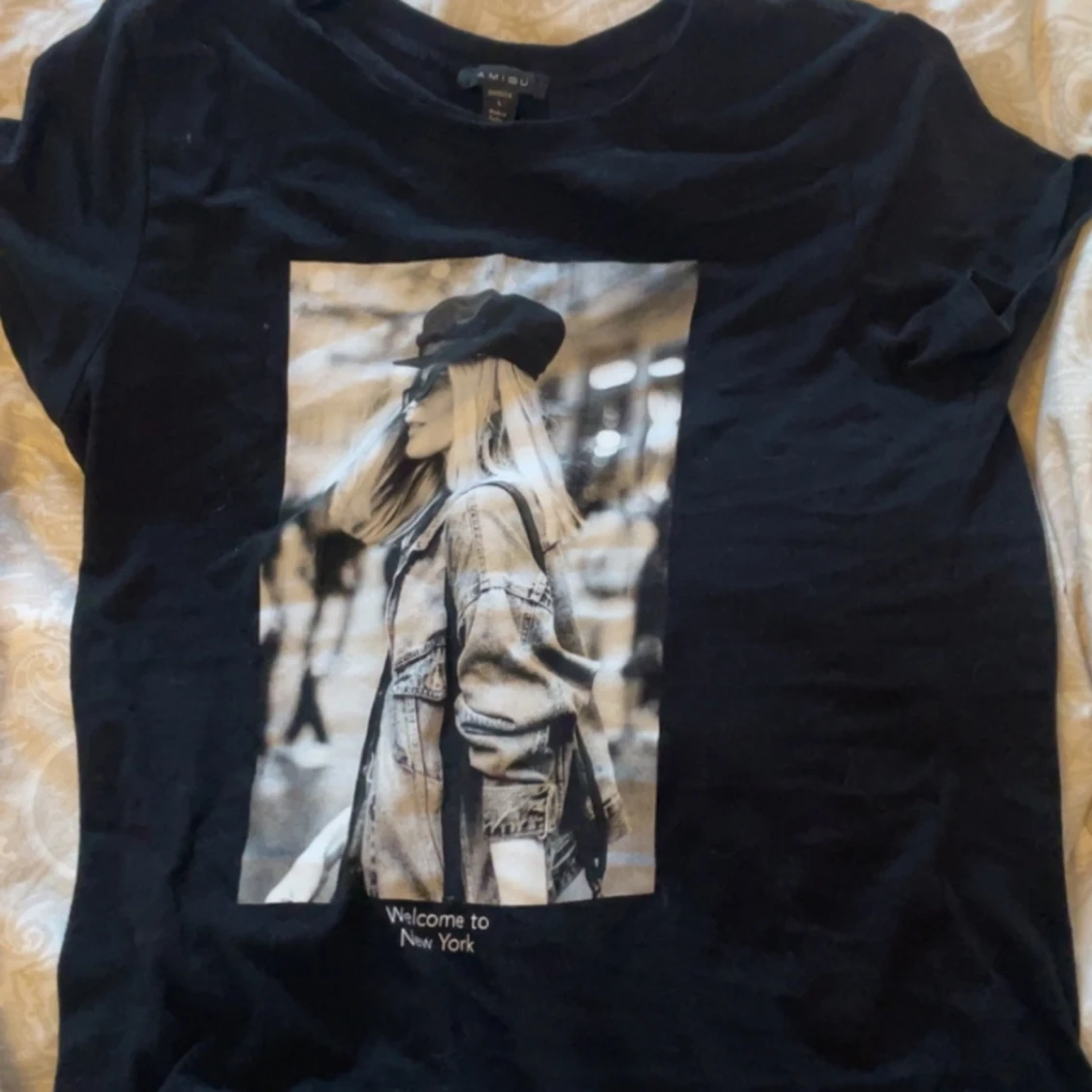 Svart T-shirt med bild på - 90