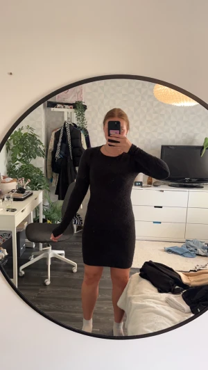 Klänning  - Svart tajt klänning med paljett mönster från KikiRiki i stl M. Bra skick, säljer pga att den inte passar mig längre. 