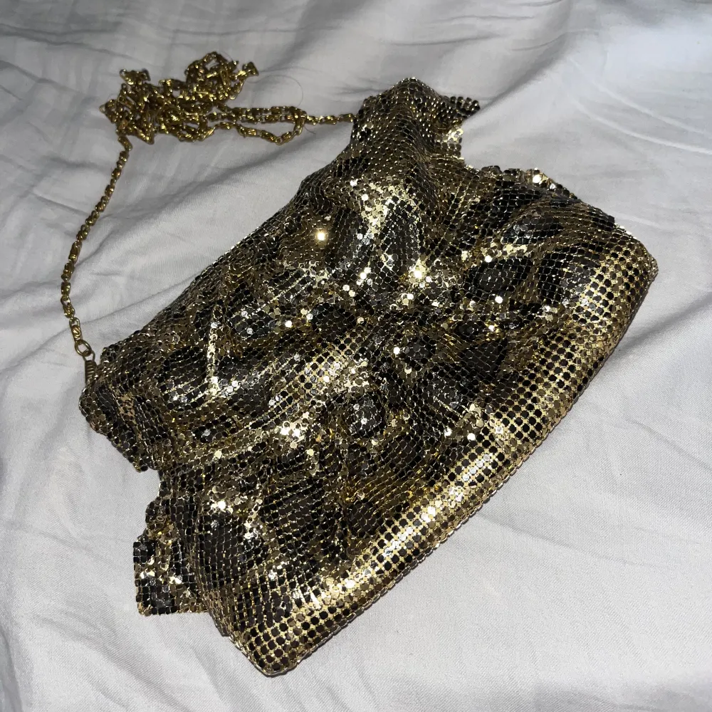 Jättefin mini väska i leopard print och är typ gjord av metallisk tyg❤️❤️köpt i London . Väskor.