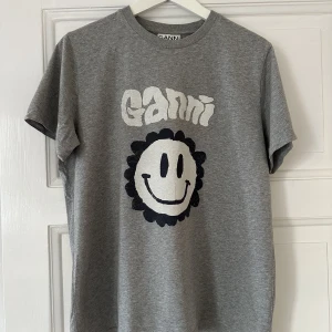 Ganni tshirt - Grå ganni tshirt i storlek s, använd fåtal gånger så i väldigt fint skick