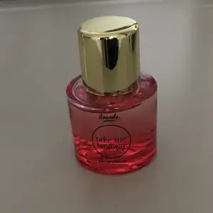 Säljer denna parfym pga har ingen användning av den men mycket kvar.kontakta gärna vid frågor.