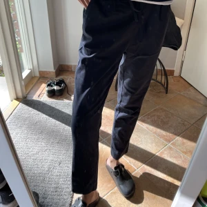 Kostymbyxor från Zara - Mörkblåa kostymbyxor med snygg snörning i midjan! 