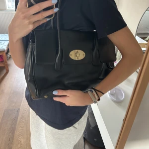 Svart handväska  - Svart handväska Handväska med guld detalj 