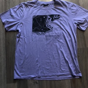 Lila t-shirt med tryck - Säljer denna oversized lila t-shirt då den inte används längre. Mycket fint skick och bara använd ett fåtal gånger. Hör gärna av dig vid intresse!😁