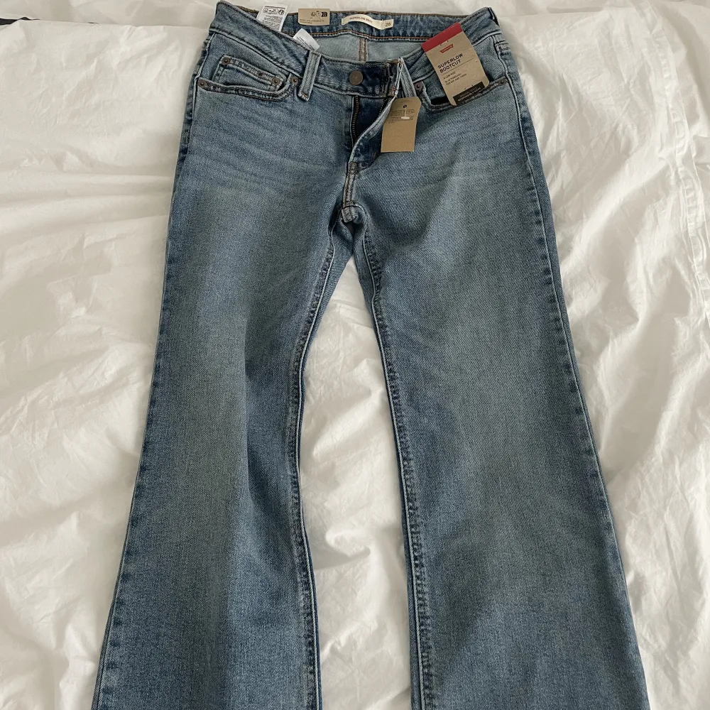 Helt nya Levis jeans  Nypris 950kr Budgivning PM Längd 32 Storlek 26. Jeans & Byxor.