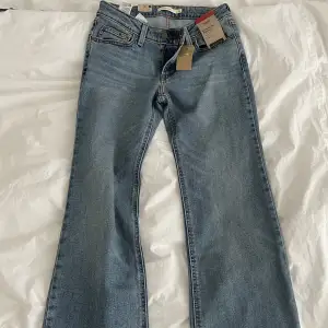 Helt nya Levis jeans  Nypris 950kr Budgivning PM Längd 32 Storlek 26
