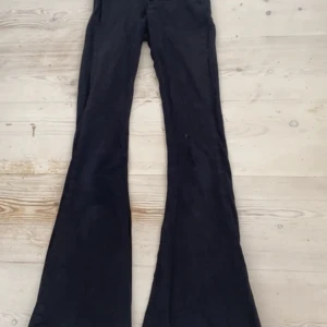 Jeans - Utsvängda jeans från Gina i storlek xs, stretchiga och nästan högmidjade, fina och matchar det mesta, kan hämtas i Örebro eller fraktas 