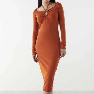 Klänning orange - Stl 34 från Gina tricot. Passar mig som är XXS men skulle säga att den passar XS och S också.