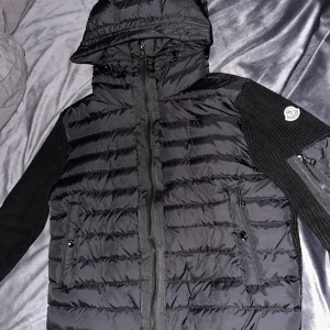 Moncler cardigan Äkta  - Moncler cardigan storlek M nfc tagg funkar ingen skada,fläckar,hål på den. Den är som ny andvänd fåtal gånger kan skicka mer bilder om du vill det 