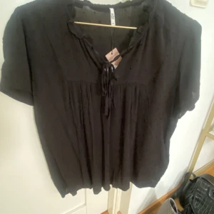 Gullig topp  - En svart fin topp från JDY(köpt på zalando) passar till allt. Skriv för fler bilder! Passar också xs