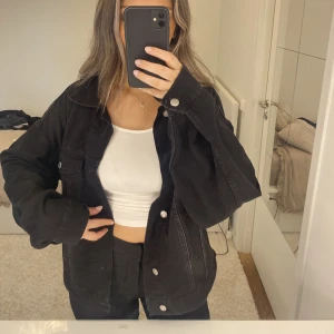 Svart jeansjacka  - En jättefin svart jeansjacka, nyskick