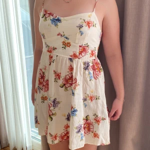 Blommig klänning  - Söt klänning med blommor. Använd cirka 2 gånger.