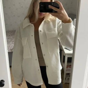 Vit höstjacka - Vit höstjacka/kappa från Gina Tricot i storlek S. Mycket fint skick🤍 Skriv till mig vid minsta intresse 🫶🏼