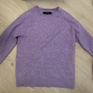 Stickad Tröja💜 - Jätte fin stickad tröja i en fin lila färg fr Vero Moda💜💫 Storlek S i fint skick