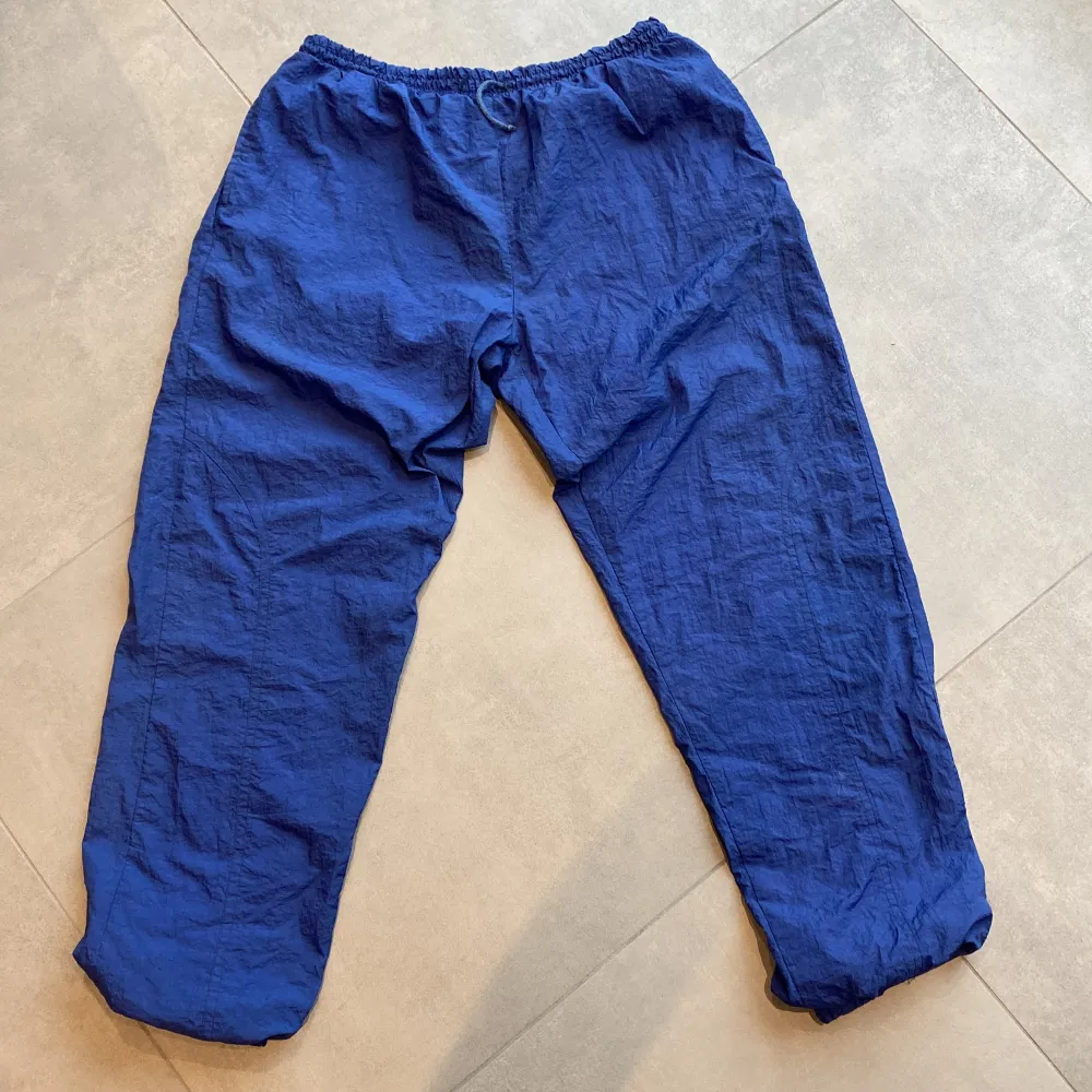 Fodrade överdragsbyxor med nylon-utsida och insida i bomull.🫐🐬🌀. Jeans & Byxor.