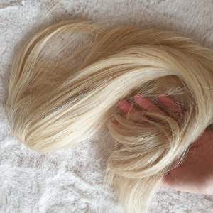 Löshåf träns 57 cm långt 180 gram träns i ljusblont hår hög kvalite. Det är knappt använt  Ordpris 2399:- 
