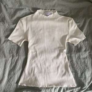 &other stories topp - Använd mycket sparsamt. Super charmig top från &other stories. 