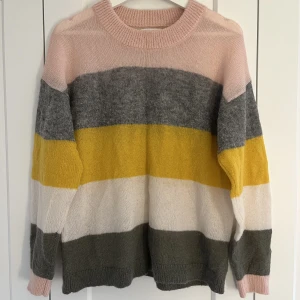 Randig stickad tröja - Stickad tröja från part two.  Vid frågor är det bara att höra av sig!💕