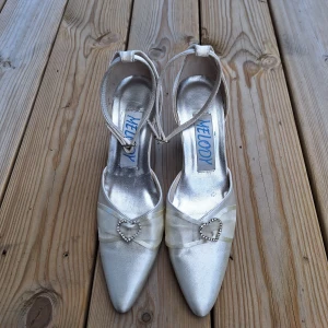 Vita klackskor - Vita klackskor i storlek 38 bra skick