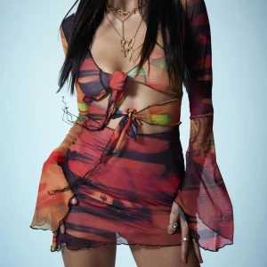 Mesh mini dress JADED LDN - Säljer denna underbara klänning i storlek 36. Bara använd ett par fåtal gånger, så inget att anmärka på. Den här klänningen är slutsåld. Väldigt trendy 90’s vibe. Materialet är stretchigt så passar allt från XS-M. Nypris: 869kr