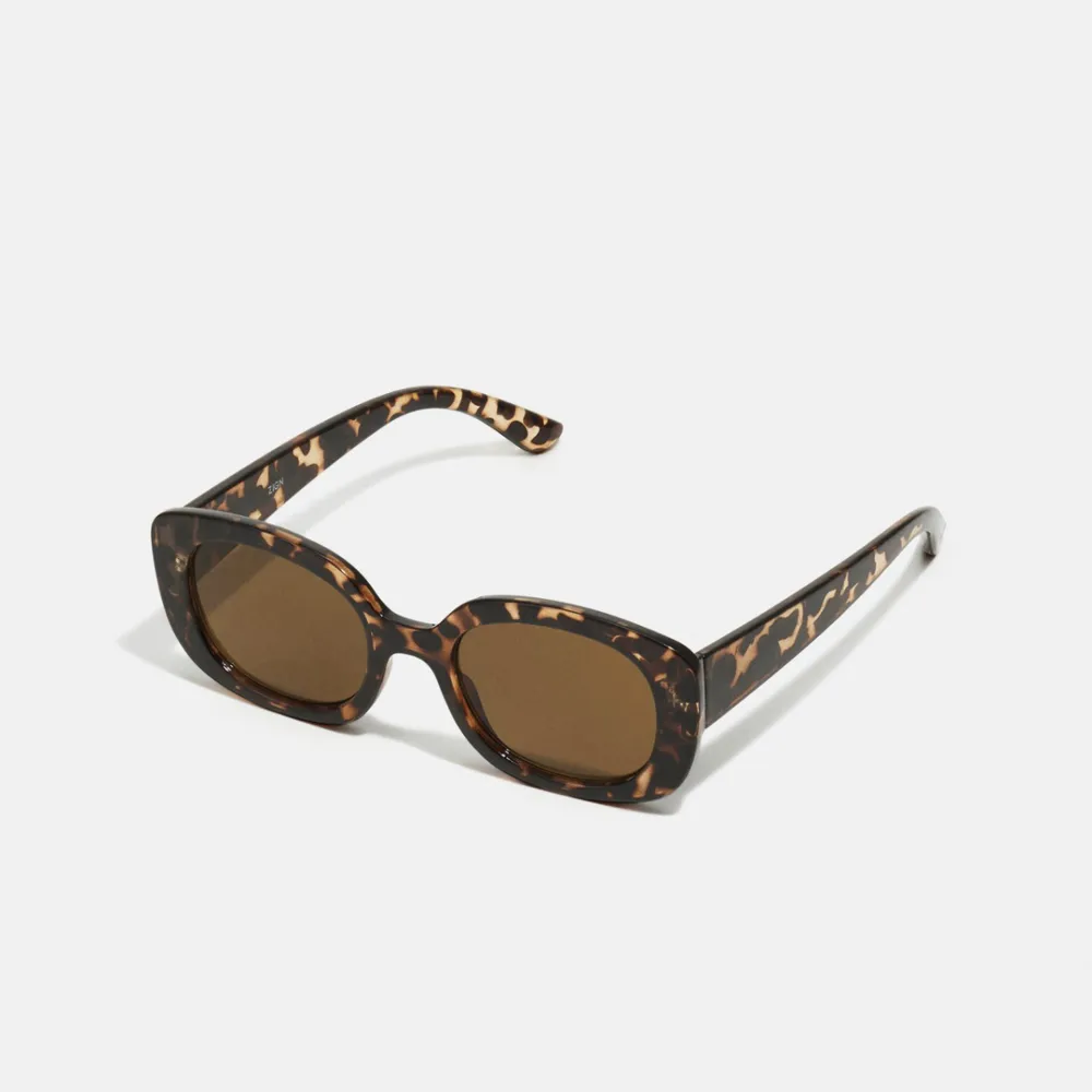 Brun/svarta mönstrade solglasögon från märket zign köpta på zalando. Aldrig använda. . Övrigt.