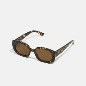 Brun/svarta mönstrade solglasögon från märket zign köpta på zalando. Aldrig använda. 