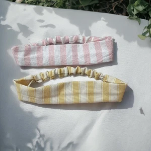 Randiga vacation hårband💛🩷 - Handgjorda hårband finns i rosa och gult. 99kr/st🍋