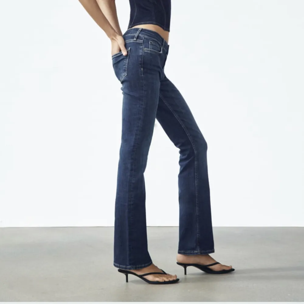 ZARA bootcut low waist jeans i fint skick. Bilder från hemsidan men kan skicka egna bilder på jeansen.💕💕. Jeans & Byxor.