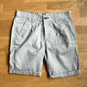 Ett par helt vanliga shorts i grå/beige färg. De är som nya, inga fläckar och inga slitningar. De är herrmodell och de är ganska så raka i modellen. Skriv vid fler frågor!✨