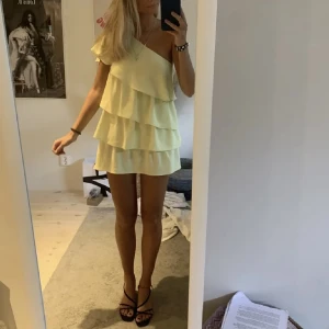 Zaraklänning  - Säljer denna slutsålda populära klänningen från zara. Använd en gång och i strl S💓