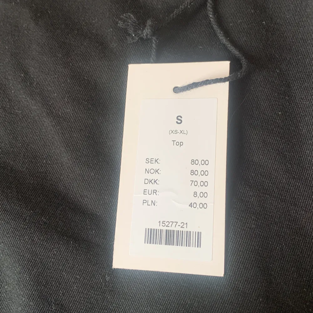 Säljer min svarta tröja som är helt ny aldrig använd bara testad 💗storlek S ny pris 80kr💗säljer för 60 vid snabb affär 50kr💗 ⚠️Använda inte köp nu⚠️. Toppar.
