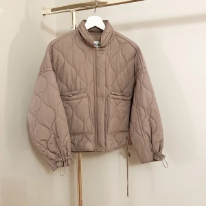 Quiltad jacka Zara - Så fin jacka i beige/puderrosa ton från Zara. Använd 1 gång och därmed i jätte fint skick!