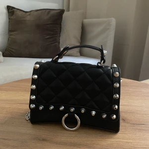 Handväska  - Säljer min coola handväska med nitar från zara! Köpte för ca ett år sen och är sparsamt använd sen dess 🫶🏼  