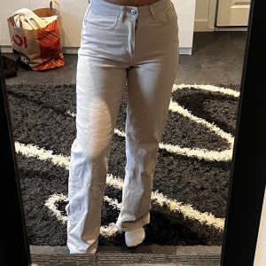 Beiga jeans - Beiga jeans från märket ONLY. Högmidjade. W25/L32