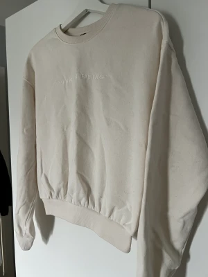 Hoodie - Tryck ”human being” från HM, mindre i storlek, fint skick 