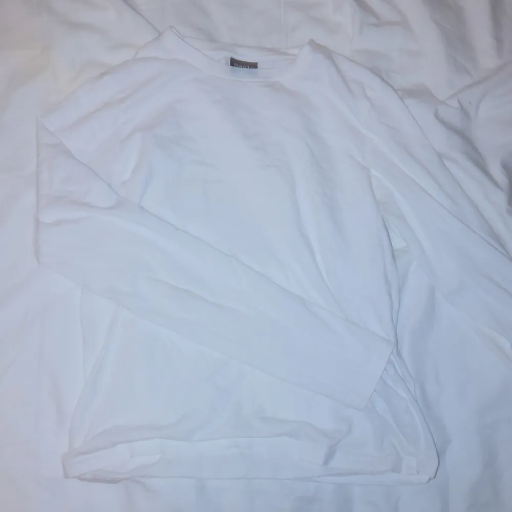 Basic vit långärmad tröja storlek 146/152. Toppar.