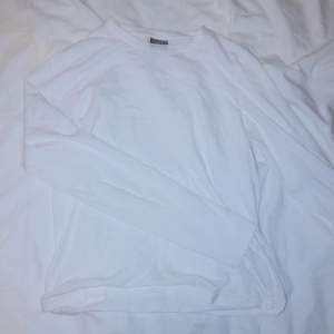 Basic vit långärmad tröja storlek 146/152