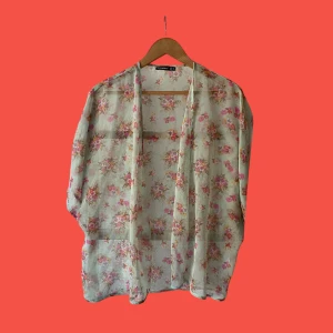 Mesh cardigan - En sval, blommig blus/ kofta/