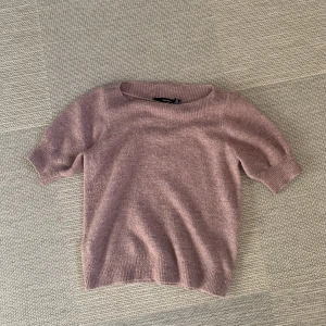Snygg stickad tröja - Jättefin stickad tröja från Vero Moda som är perfekt till hösten. Jätteskönt material. Den är nopprig på framsidan men annars i bra skick. Köpt på zalando för runt 200 kr