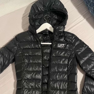 Ea7 jacka - Använd endast ett par gånger  Priset kan diskuteras vid snabb affär!!